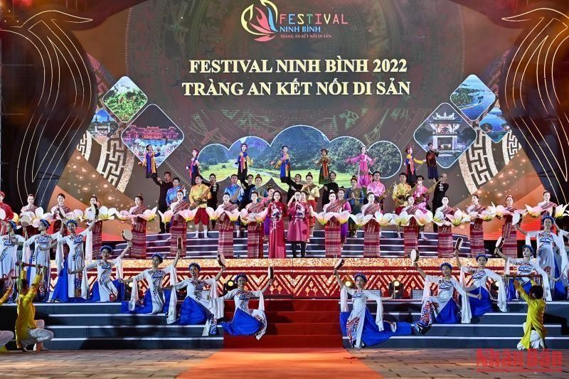 Художественный номер на церемонии открытия Фестиваля Ниньбинь 2022 года. 