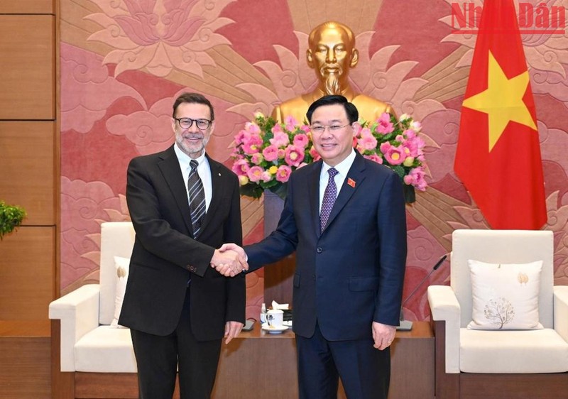 Председатель НС Выонг Динь Хюэ (справа) и Посол Австралии во Вьетнаме Эндрю Голедзиновски. Фото: Зюи Линь