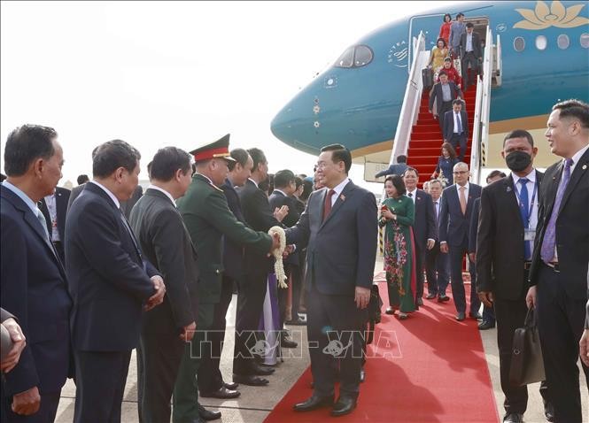 Церемония встречи Председателя НС Выонг Динь Хюэ в международном аэропорту Почентонг. Фото: ВИА