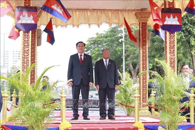 Председатель НС Выонг Динь Хюэ и Председатель НА Камбоджи Самдек Хенг Самрин на церемонии встречи. Фото: ВИА