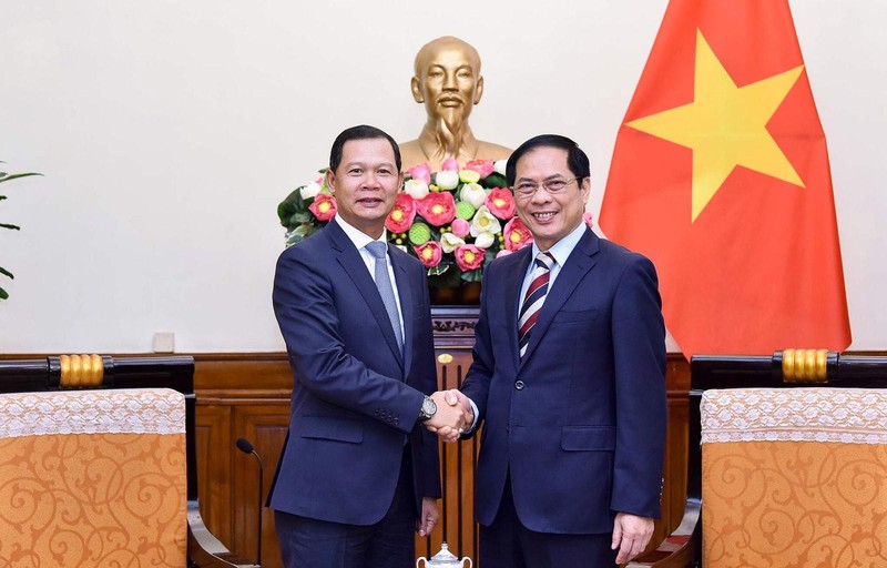 Министр иностранных дел Буй Тхань Шон и замминистра иностранных дел Лаоса Фосай Кхайкхамфитхун. Фото: МИД Вьетнама