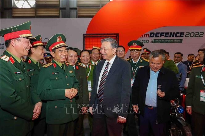 Министр обороны генерал армии Фан Ван Жанг и Министр общественной безопасности генерал армии То Лам на Вьетнамской международной оборонной выставке 2022 года. Фото: ВИА