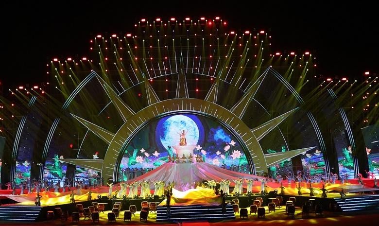 Художественный номер на церемонии открытия фестиваля. Фото: dangcongsan.vn