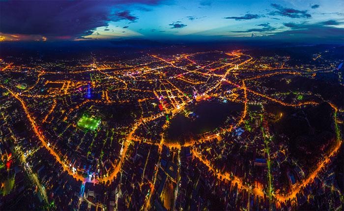 Панорама города Лангшон при свете ламп вечером.