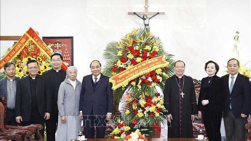 Президент Нгуен Суан Фук поздравляет Архиепархию города Ханоя с Рождеством. Фото: ВИА