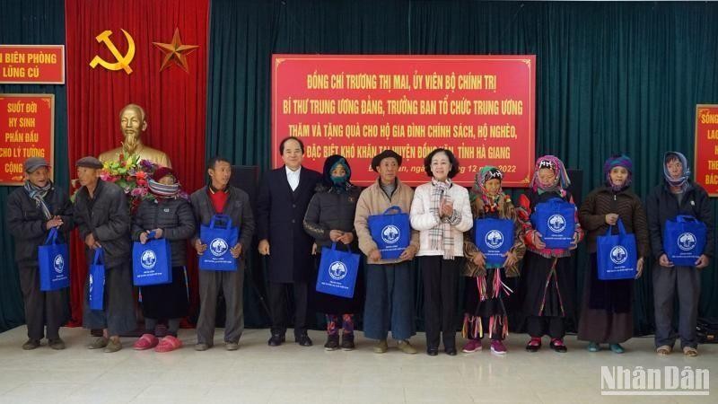 Товарищ Чыонг Тхи Май вручает подарки бедным семьям в уезде Дангван. 