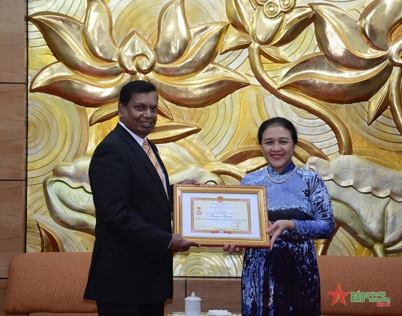 Председатель СОДВ Нгуен Фыонг Нга вручает медаль Послу Прасанне Гамаге. Фото: qdnd.vn
