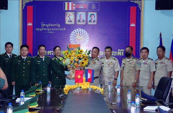 Командование пограничной службы провинции Дакнонг поздравляет силы общественной безопасности провинции Мондолькири. Фото: ВИА
