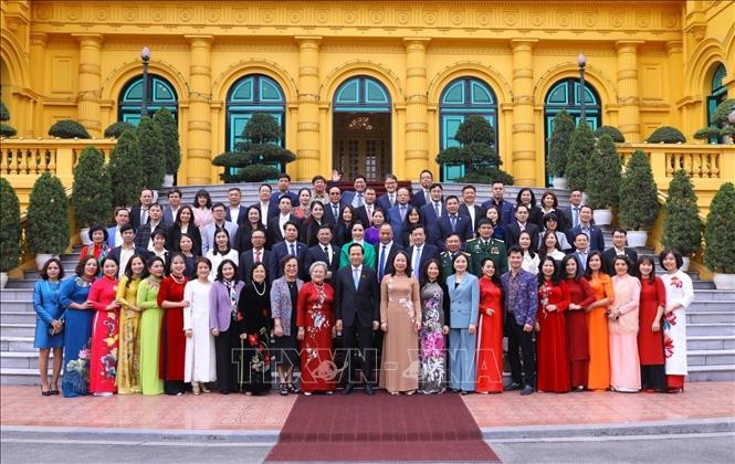 Вице-президент Во Тхи Ань Суан и спонсоры, которые внесли активный вклад в Детский фонд Вьетнама 2022 года. Фото: ВИА