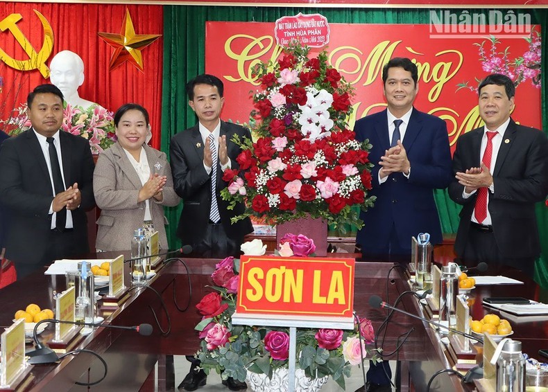 Делегация Фронта национального строительства Лаоса провинции Хуапхан поздравляет провинцию Шонла с наступающим Тэтом.