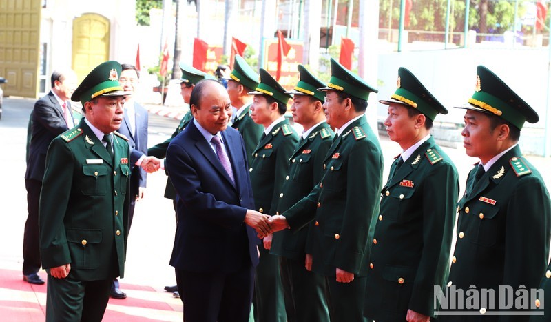 Президент Нгуен Суан Фук поздравляет кадровых работников, военнослужащих пограничных войск провинции Даклак. Фото: Конг Ли