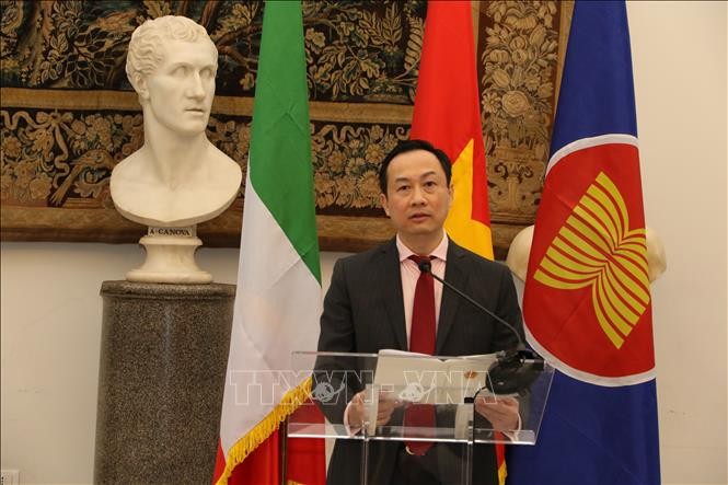 Посол Вьетнама в Италии Зыонг Хай Хынг выступает на пресс-конференции. Фото: ВИА