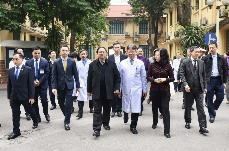 Премьер-министр Фам Минь Тьинь посещает больницу Вьетдык. Фото: Чан Хай