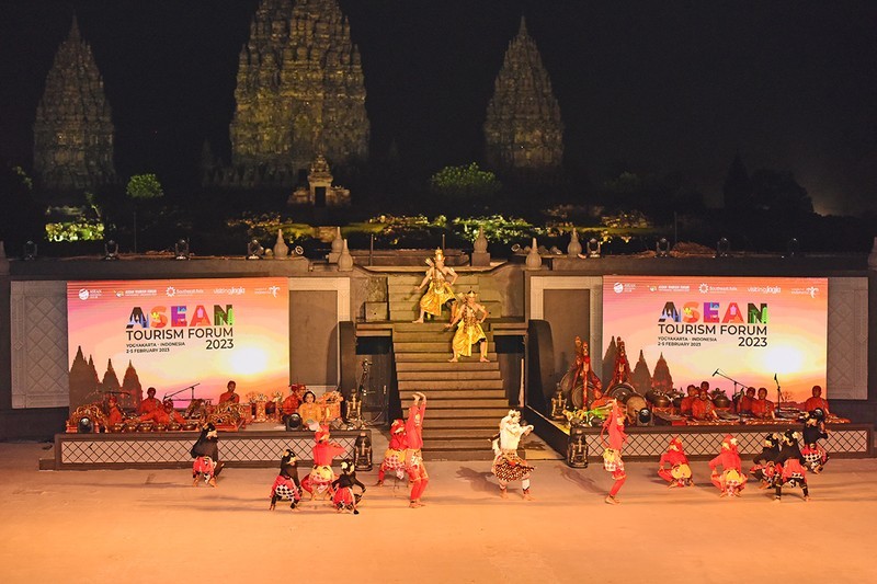 Исполнение традиционного репертуара Индонезии на церемонии открытия Форума. Фото: Главное управление туризма