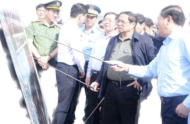 Премьер-министр Фам Минь Тьинь проверяет ход проекта модернизации и расширения аэропорта Фукат.