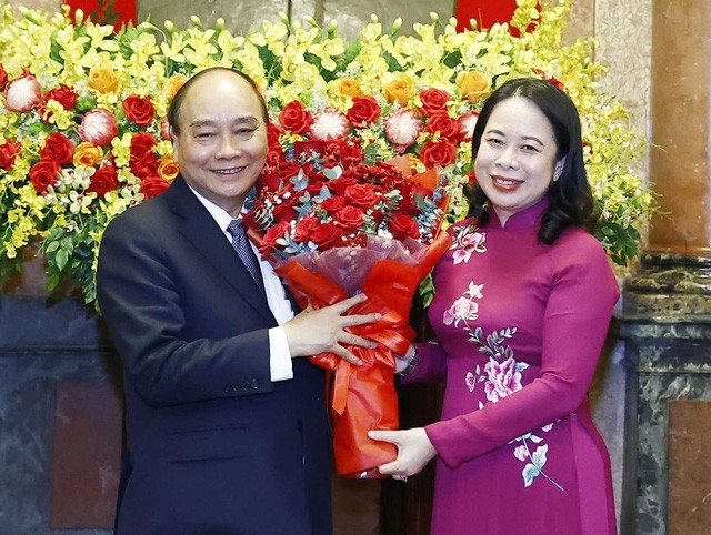 И.о Президента Во Тхи Ань Суан дарит цветы бывшему Президенту Нгуен Суан Фуку. Фото: ВИА