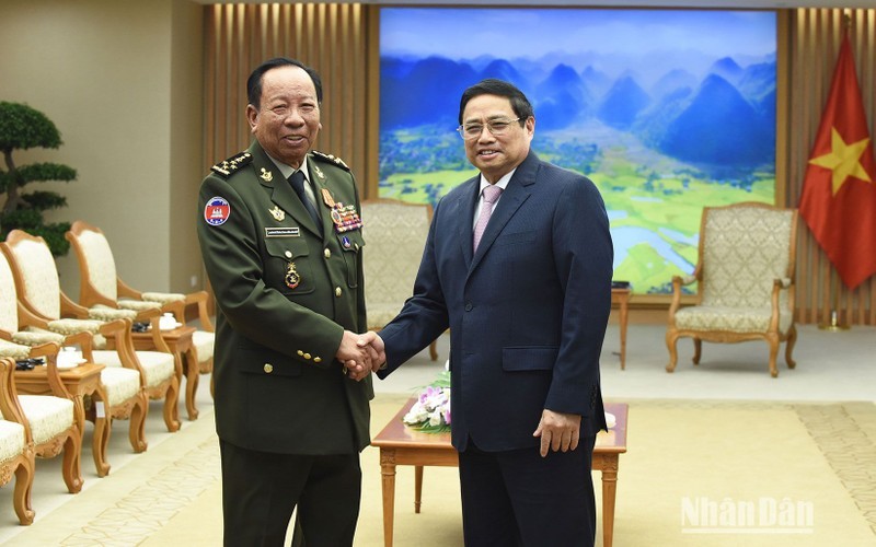 Премьер-министр Вьетнама Фам Минь Тьинь и Вице-премьер, Министр обороны Камбоджи генерал армии Теа Бан. Фото: Чан Хай