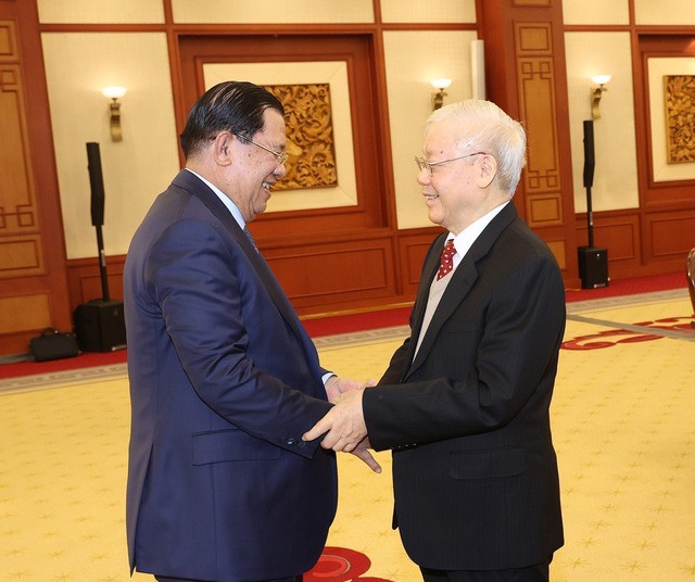 Генеральный секретарь ЦК КПВ Нгуен Фу Чонг и Председатель НПК, Премьер-министр Камбоджи Хун Сен. Фото: ВИА