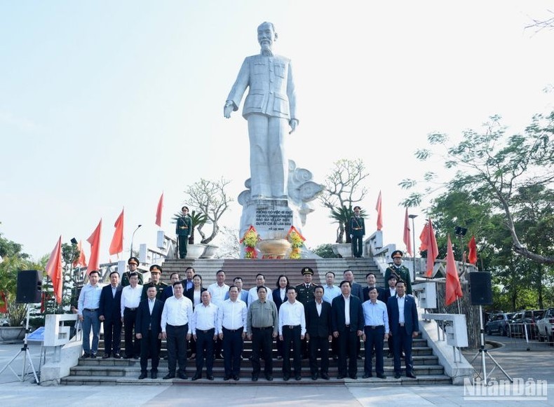 Премьер-министр Фам Минь Тьинь и руководители фотографируются на память перед памятником Президенту Хо Ши Мину. Фото: Чан Хай