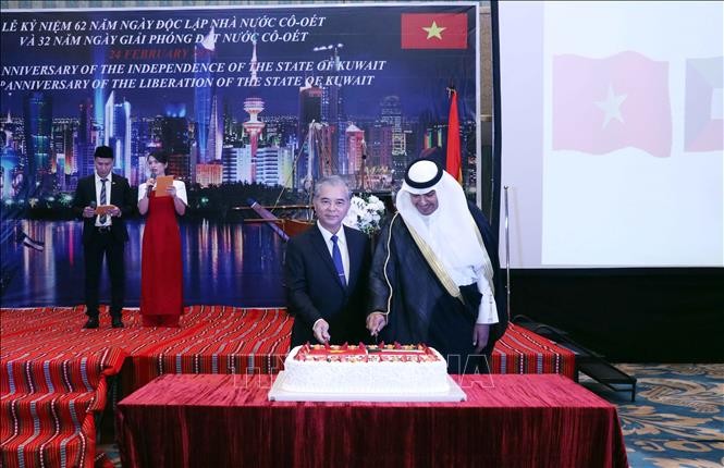Зампредседателя Народного комитета г. Хошимина Нго Минь Тяу (слева) и и.о. Генерального консула Кувейта в г. Хошимине Али Алсайхан разрезают торт на церемонии. Фото: ВИА