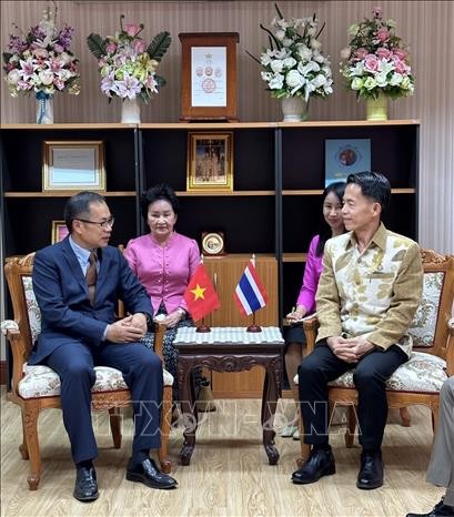 Посол Вьетнама в Таиланде Фан Тьи Тхань (слева) и губернатор провинции Нонгбуалампху Сувит Чанворн. Фото: ВИА
