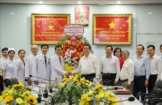 Заведующий Отделом ЦК КПВ по пропаганде и политическому воспитанию Нгуен Чонг Нгиа поздравляет врачей больницы Тьорэй с 68-м Днем вьетнамского врача. Фото: ВИА