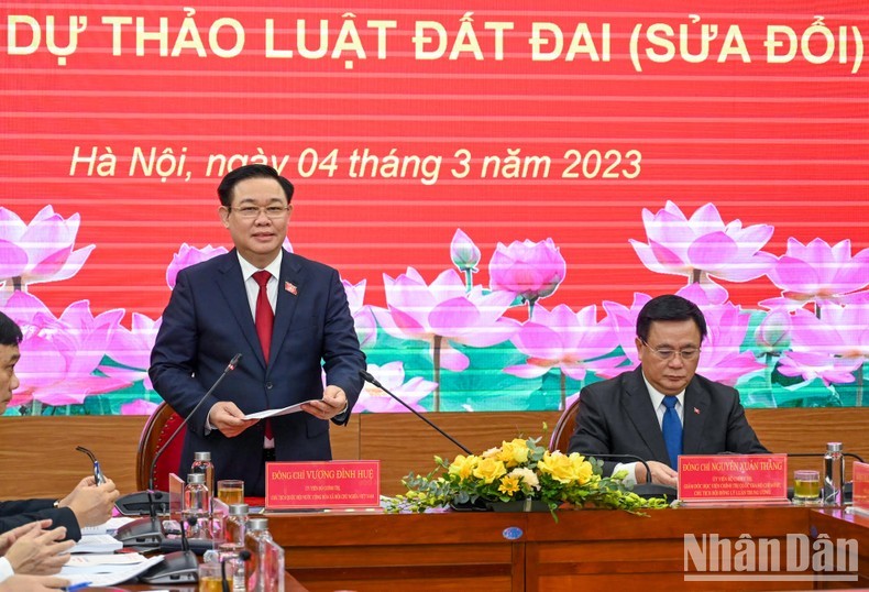 Председатель НС Выонг Динь Хюэ выступает на беседе. Фото: Зюи Линь