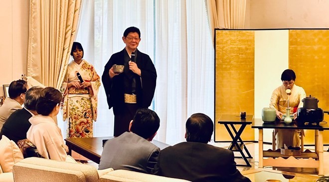 Г-н Мачита Сорю представляет гостям японскую чайную церемонию. Фото: ВИА