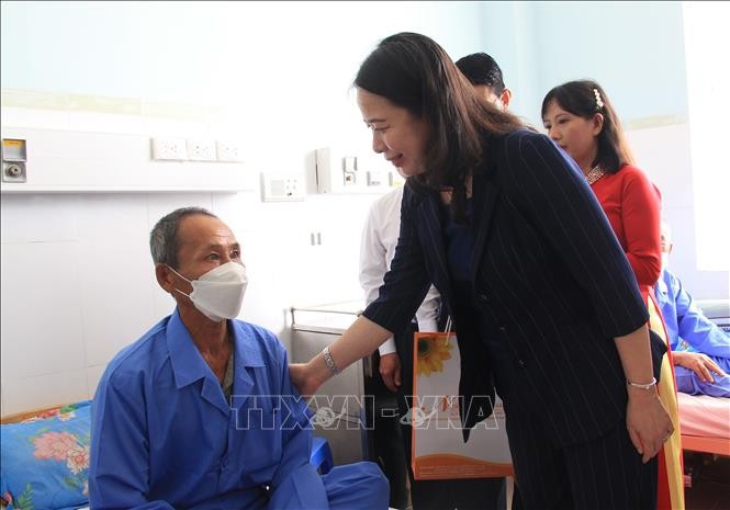 Вице-президент Во Тхи Ань Суан навещает пациента в онкологической больнице провинции Кханьхоа. Фото: ВИА