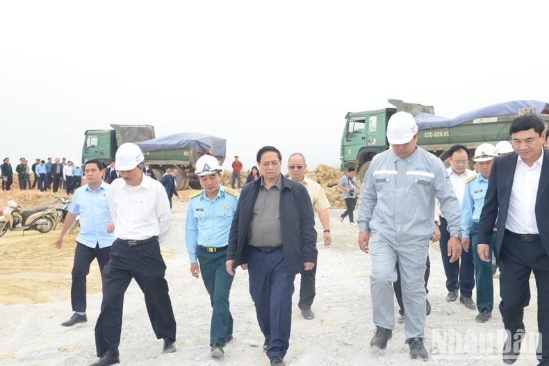 Премьер-министр Фам Минь Тьинь проверяет ход реализации инвестиционного проекта строительства и расширения аэропорта Дьенбьен. 