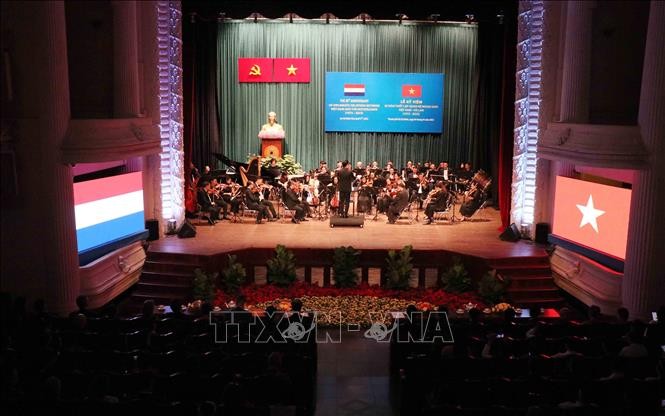 Церемония празднования 50-й годовщины установления дипломатических отношений между Вьетнамом и Нидерландами, организованная Народным комитетом г. Хошимина 6 апреля. Фото: ВИА