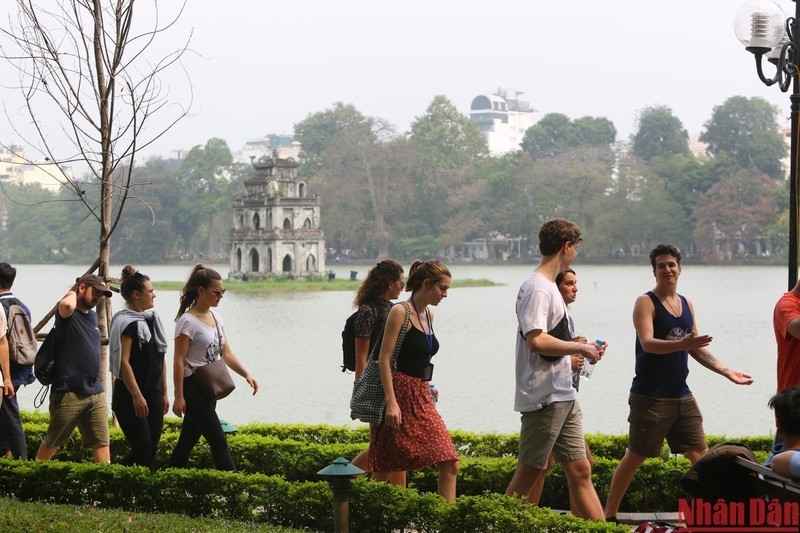 Иностранные туристы посещают Ханой. Фото: Тхань Дат