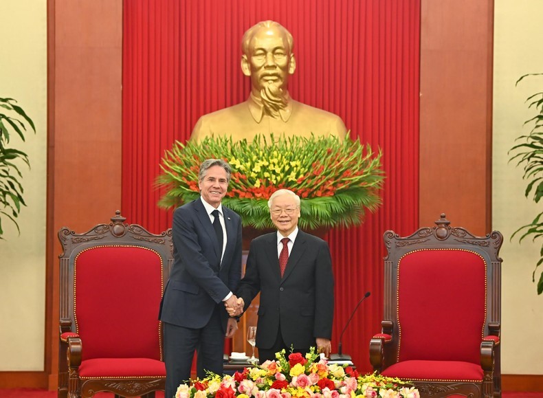Генеральный секретарь ЦК КПВ Нгуен Фу Чонг (справа) и Госсекретарь США Энтони Блинкен. Фото: Зюи Линь