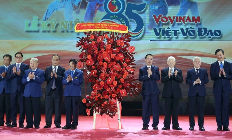 Президент Во Ван Тхыонг вручает поздравительную корзину цветов руководителям школы «Вовинам». Фото: ВИА