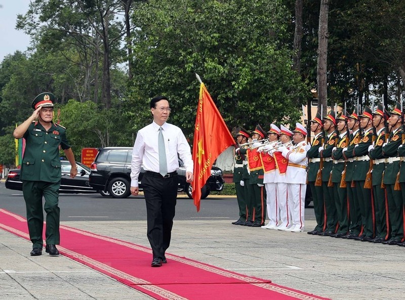 Президент Во Ван Тхыонг посещает 9-й военный округ с рабочим визитом. Фото: ВИА