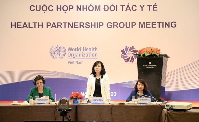 Руководители Министерства здравоохранения Вьетнама и представительства ВОЗ во Вьетнаме сопредседательствуют на заседании. Фото: qdnd.vn