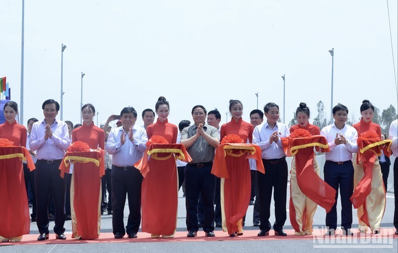 Премьер-министр Фам Минь Тьинь и делегаты разрезают ленту в знак открытия участка Фантхиет-Заужэй. 