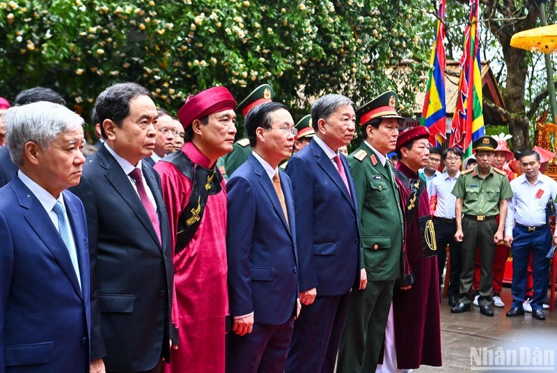 Президент Во Ван Тхыонг, руководители Партии и Государства чтят память королей Хунгов. Фото: Зюи Линь