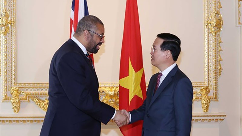 Президент Во Ван Тхыонг (справа) и Министр иностранных дел Великобритании Джеймс Клеверли. Фото: ВИА