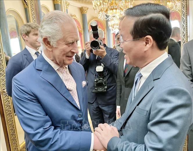 Президент Во Ван Тхыонг (справа) и Король Карл III. Фото: ВИА 