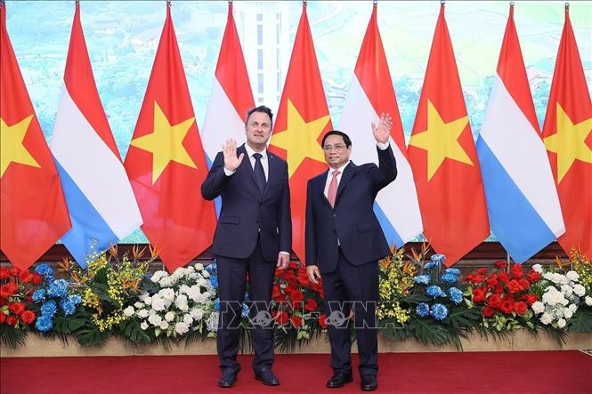 Премьер-министр Вьетнама Фам Минь Тьинь и Премьер-министр Люксембурга Ксавье Беттель. Фото: ВИА 