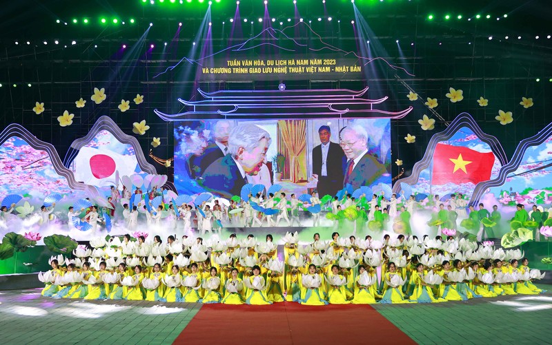 Художественный номер на церемонии открытия. Фото: quochoi.vn
