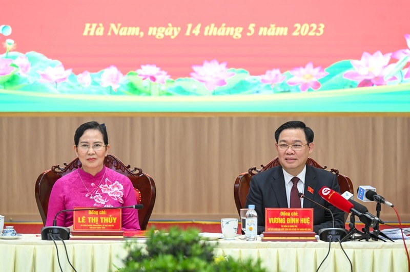 Председатель НС Выонг Динь Хюэ на рабочей встрече. Фото: Зюи Линь