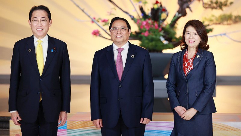 Премьер-министр Японии Кисида Фумио с супругой председательствует на церемонии встречи Премьер-министра Фам Минь Тьиня. Фото: ВИА
