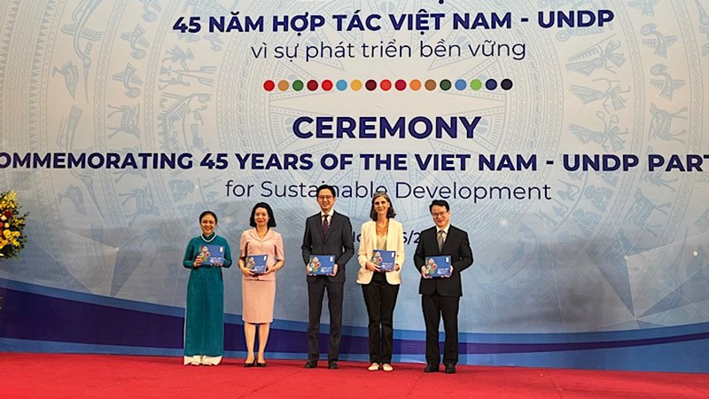 Постоянный представитель ПРООН во Вьетнаме Рамла Халиди вручает фотокниги, посвященные 45-летию установления отношений партнерства между Вьетнамом и ПРООН в интересах устойчивого развития, руководителям министерств и отраслей Вьетнама. 
