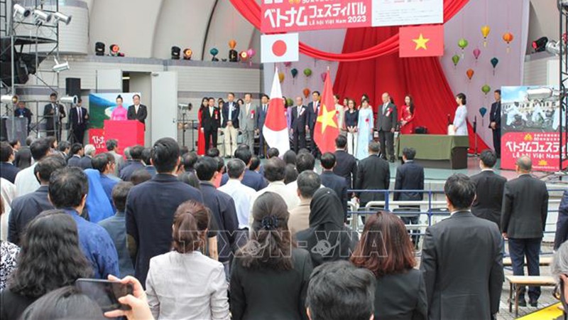 Участники проводят церемонию поднятия флагов Вьетнама и Японии на Фестивале. Фото: ВИА