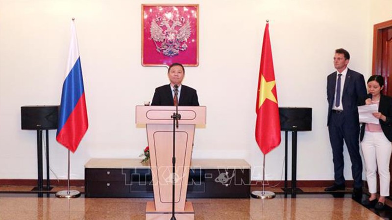 Зампредседателя Народного комитета г. Хошимина Зыонг Ань Дык выступает на церемонии. Фото: ВИА