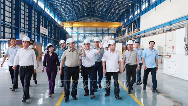 Премьер-министр Фам Минь Тьинь проверяет ситуацию с производством и поставкой электроэнергии в компании тепловой энергегии Монгзыонг. Фото: ВИА