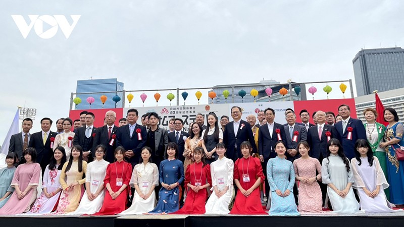 Оргкомитет, делегаты и гости на церемонии открытия Фестиваля. Фото: vov.vn