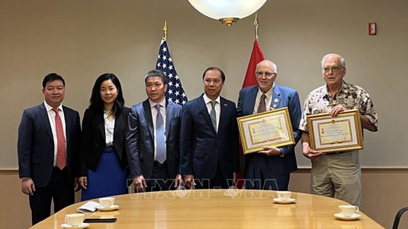 Представители Посольства Вьетнама в США, СОДВ и американские друзья на церемонии. Фото: ВИА